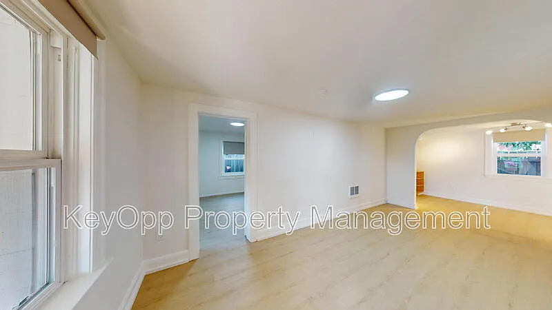 2 bed, 1.0 bath, $4,000 — Photo 2