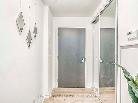 4th image of 151 Avenue Rd #205