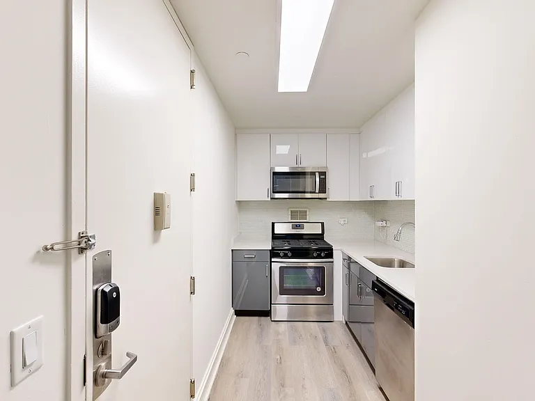10 Hanover Square — Photo 104