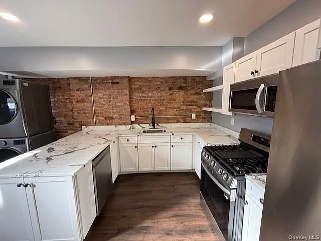 3 bed, 1.0 bath, 1100 sqft, $2,500 — Photo 3