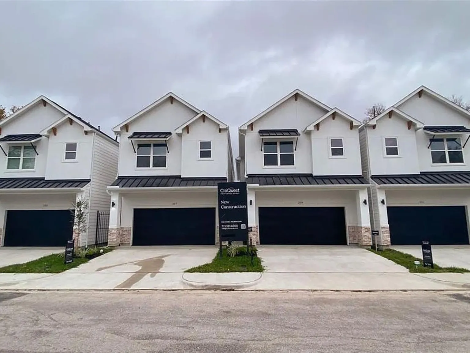 3 bed, 2.5 bath, 2060 sqft, $3,000 — Photo 1