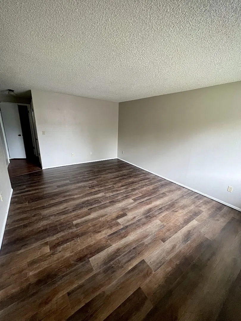 1902-1906 E Everett Owner Selling — Photo 2