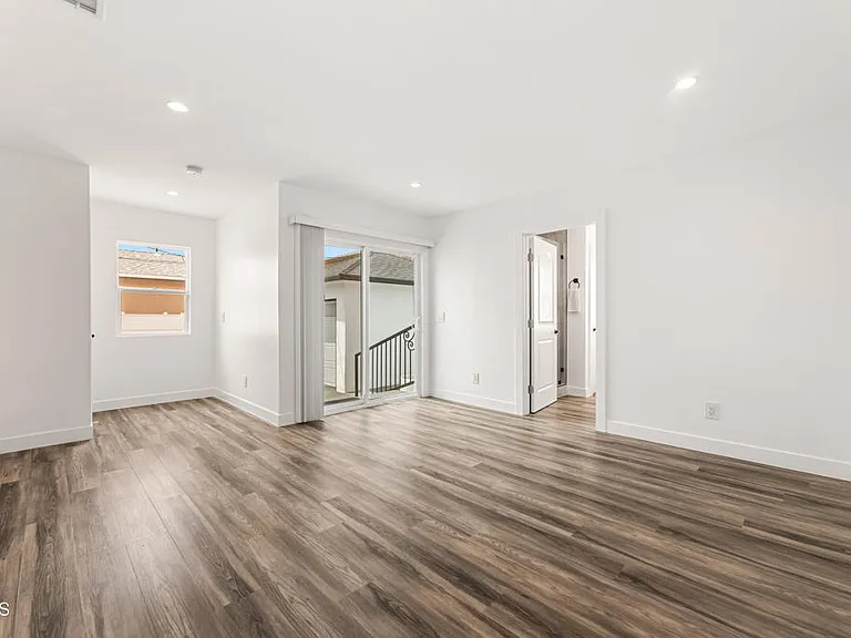 7637 Radford Ave — Photo 22