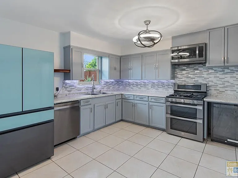 221 E Adams St — Photo 5