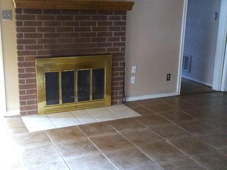 514 Oakcrest St — Photo 2