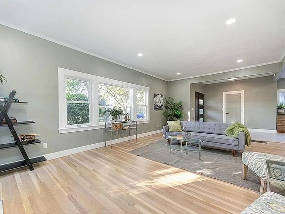 4th image of 1045 35th St