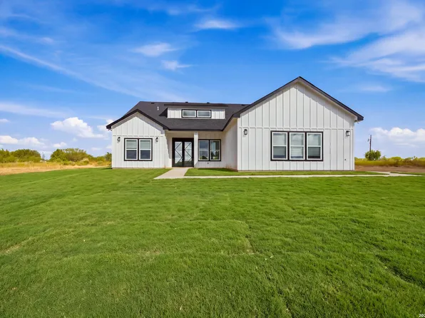 553 County Road 422, Stockdale, TX 78160