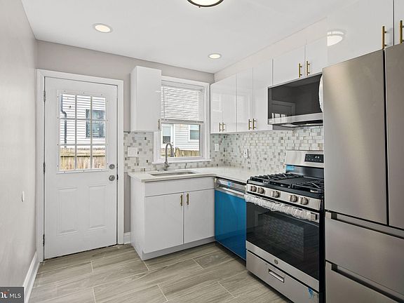 5th image of 2539 E Dakota St