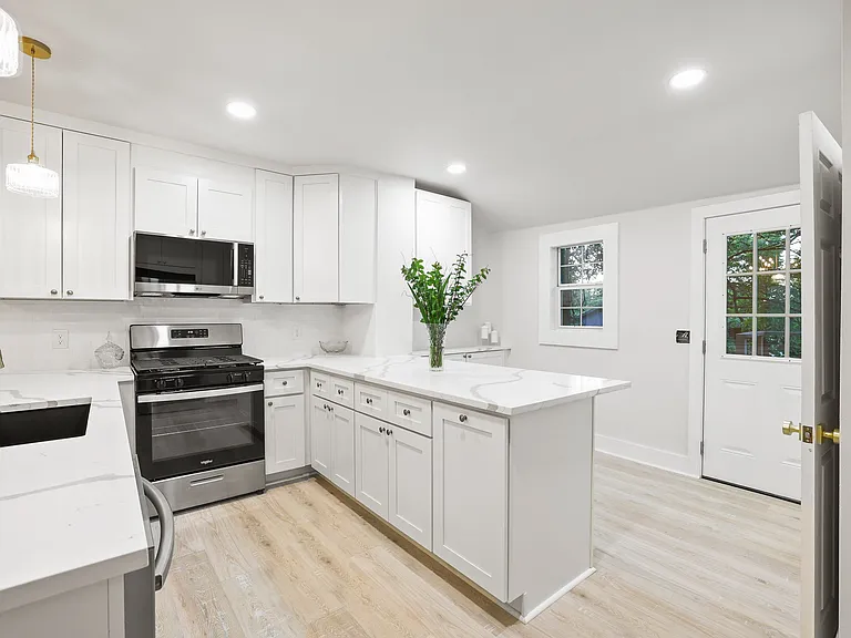431 E Hull St — Photo 9