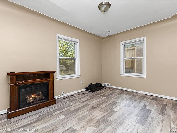 5th image of 15470 Mapleridge St
