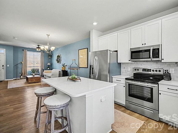 3rd image of 804 Goldmine Hill Ct