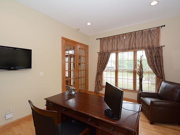 5th image of 1023 W Glen Crossing Ct