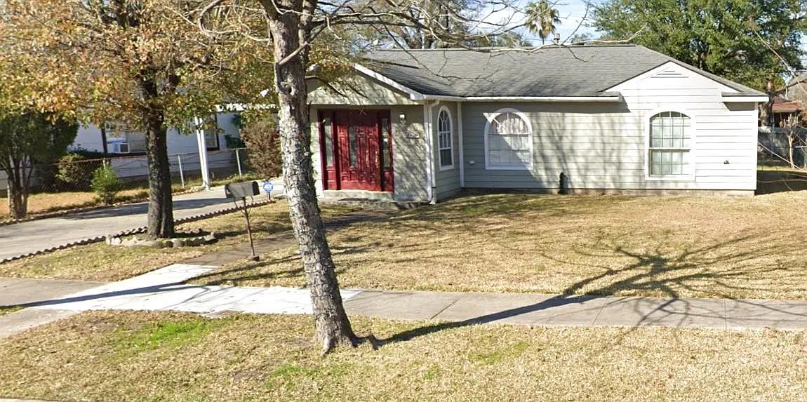 3 bed, 1.0 bath, 1207 sqft, $1,800 — Photo 1