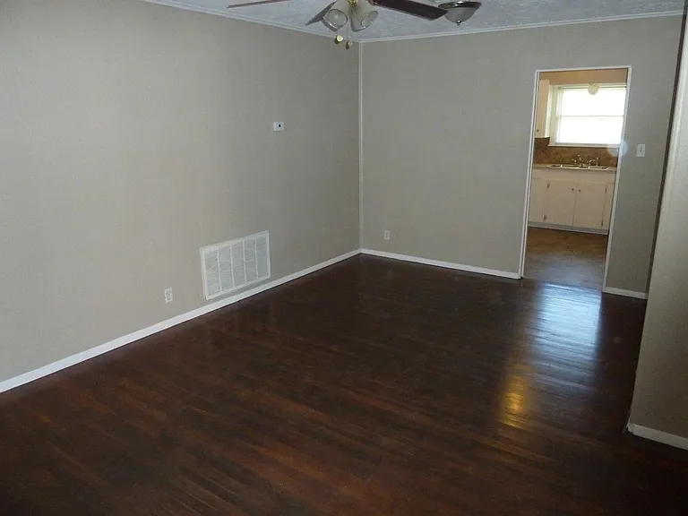 1006 Ronald Dr — Photo 3