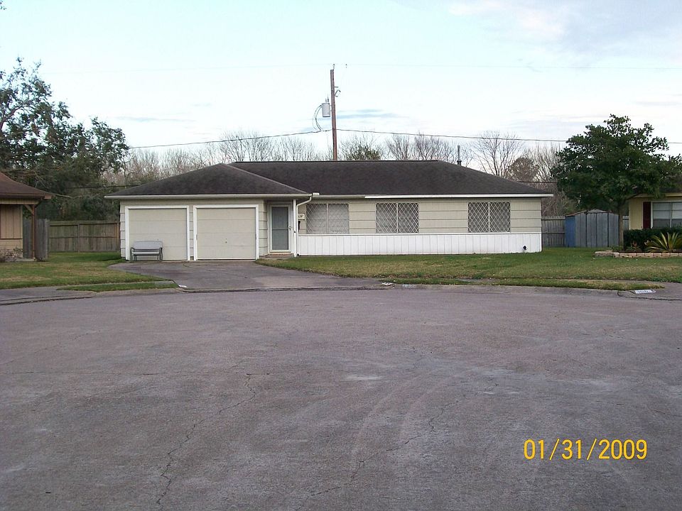 Well constructed 3 bed, 2 car garage located at the end of a quiet cul-de-sac