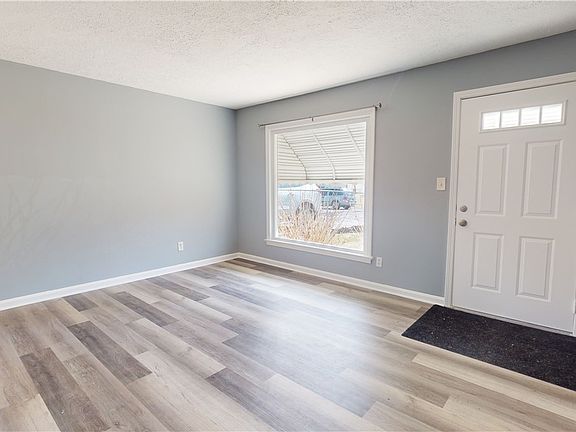 3rd image of 11016 Peony Ave