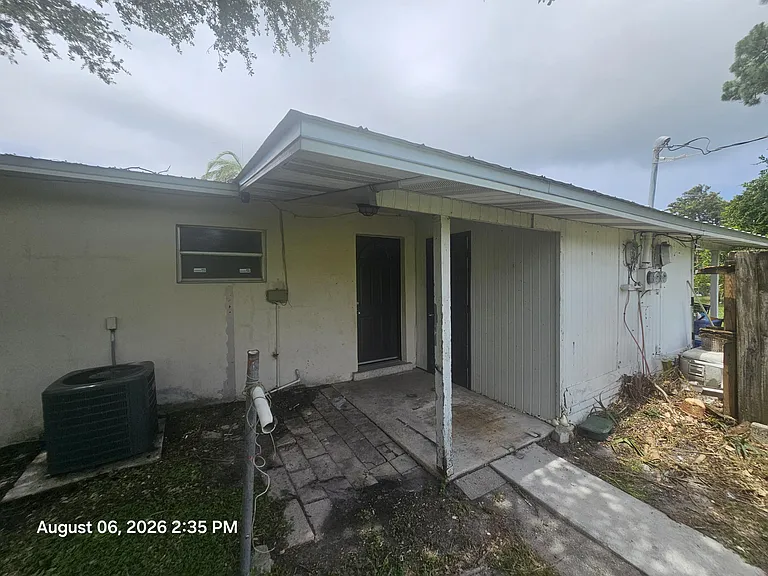 2572 Seneca Ave — Photo 12