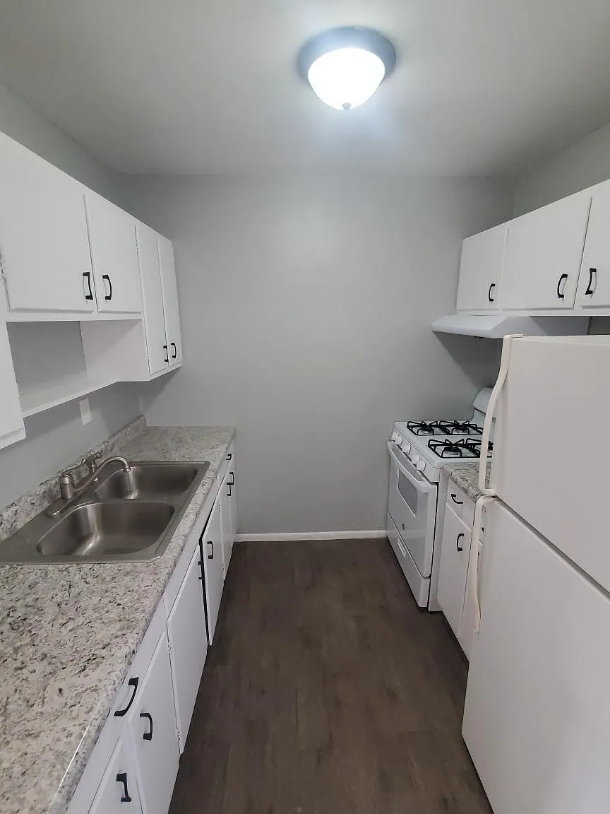 2206 Nuttman Ave APT D photo 1