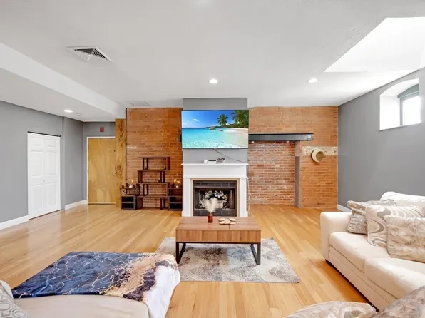 54 Green St APT 210, Leominster, MA 01453