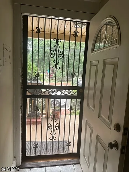 3 bed, 1.0 bath, $2,950 — Photo 2
