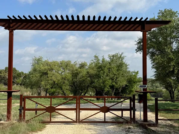 5 Barlow Drive, Briggs, TX 78608