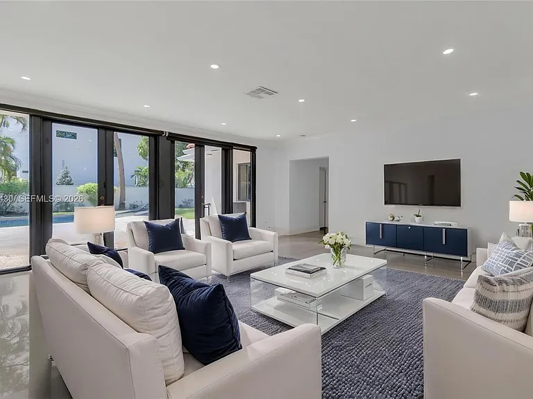 549 NE 12th Ave #1 — Photo 4