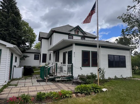 211 4th St N, Fisher, MN 56723