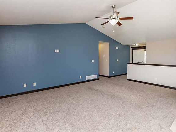5th image of 304 NW Jackson Dr