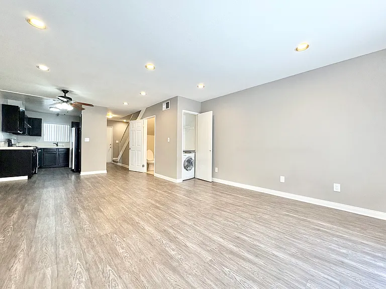 14542 Burbank Blvd #3 — Photo 1
