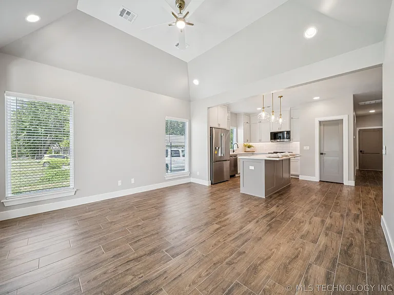 210 S Bluff St #A — Photo 4