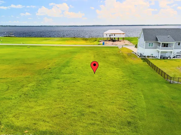 71 W Dowry Creek, Belhaven, NC 27810
