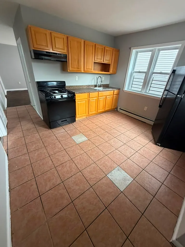 3 bed, 1000 sqft, $2,150 — Photo 1