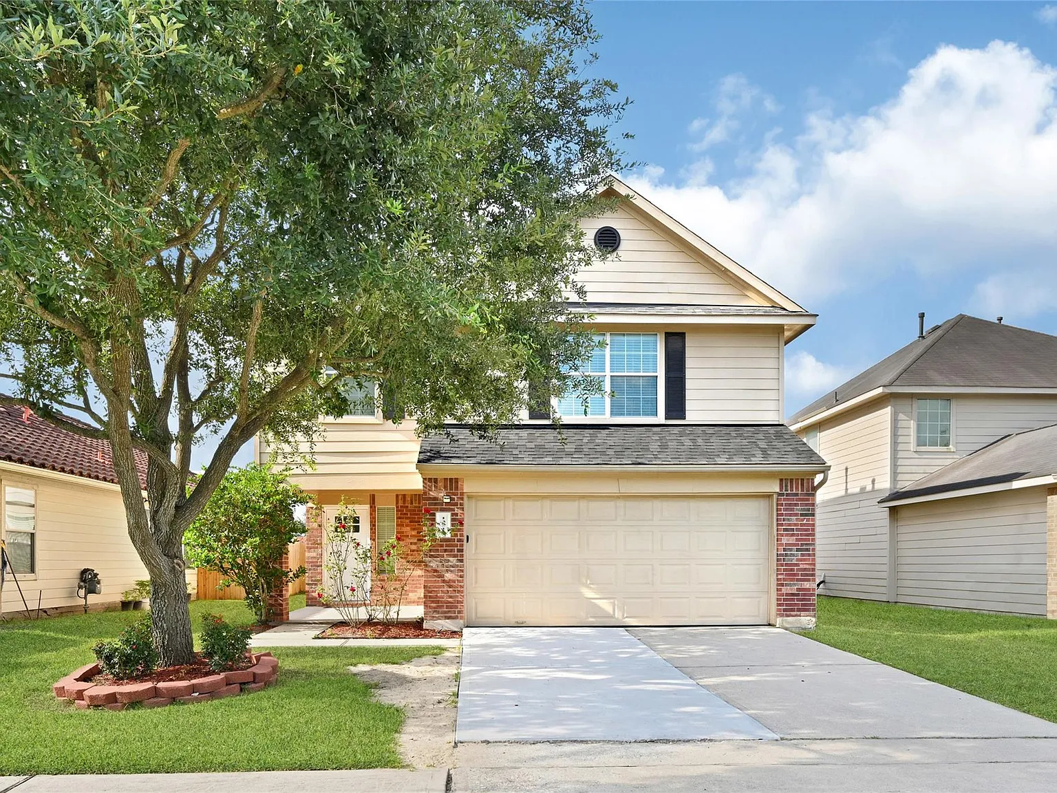 3 bed, 2.5 bath, 1922 sqft, $2,200 — Photo 2