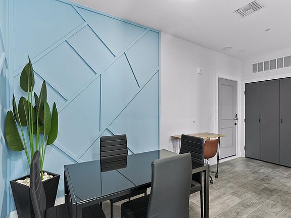 5th image of 927 S Howard Ave #14