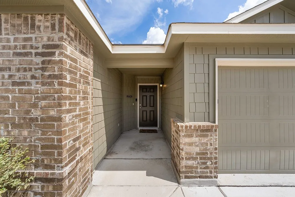 Stylish 3-Bed Home with Island Kitchen, Private Patio & Fenced Yard in Seguin — Photo 3