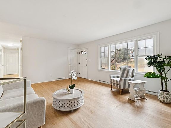 3rd image of 28 Ridgemore Cir