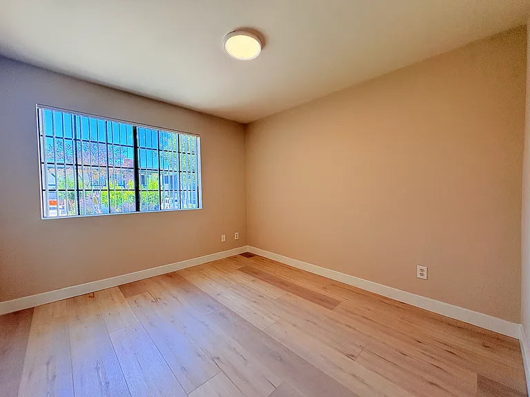 615 W Milford St — Photo 25