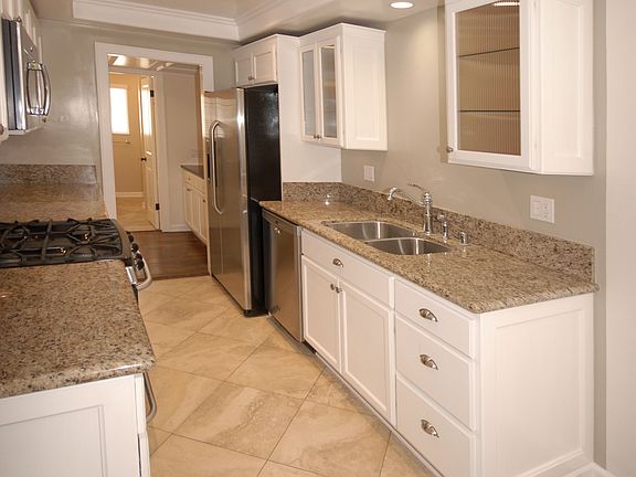 4th image of 13025 Moorpark St #105
