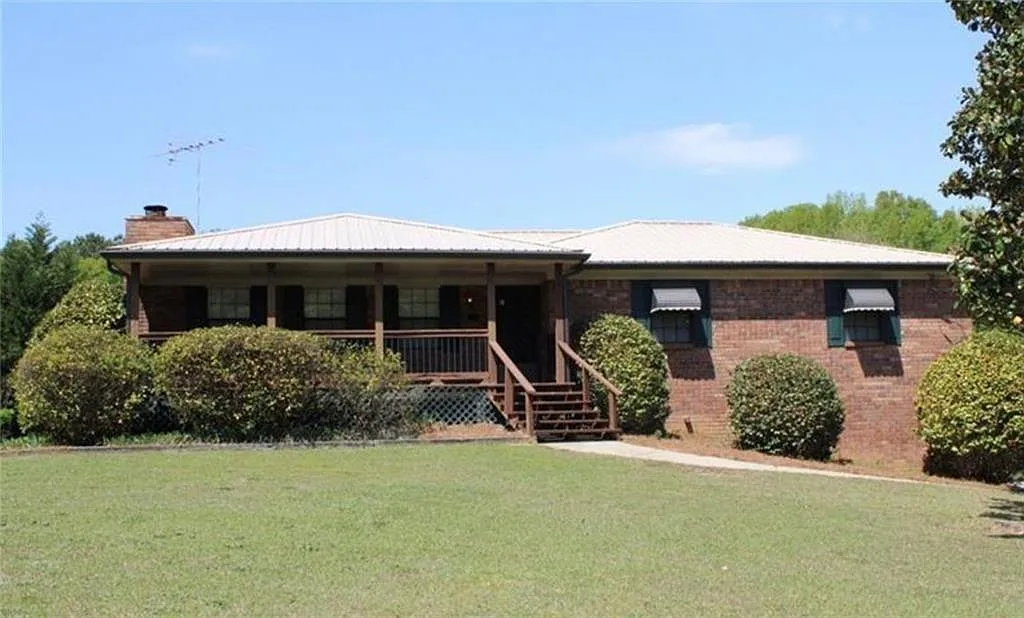 4 bed, 3.0 bath, 2600 sqft, $2,600 — Photo 1