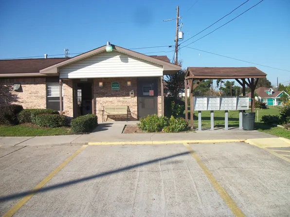 203 E Watson Dr, Willis, TX 77378