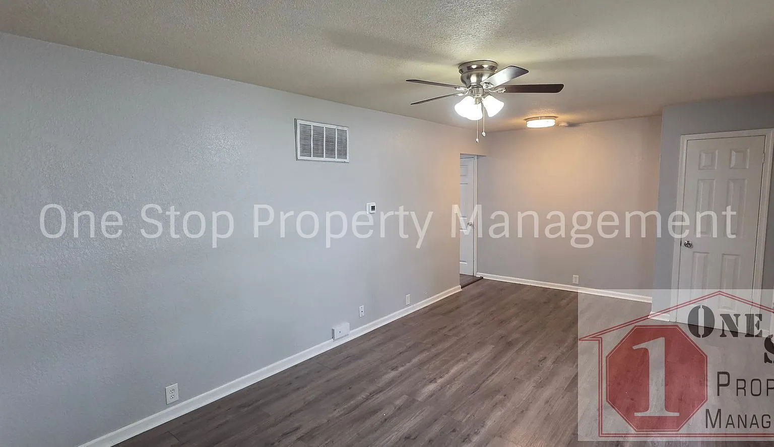 Freshly Updated 3 Bedroom / 1 Bathroom in Kansas City!! — Photo 2