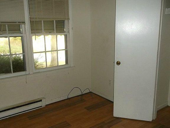 3rd image of 208 Charles St