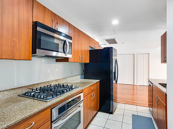 3rd image of 1608 India St Unit 406