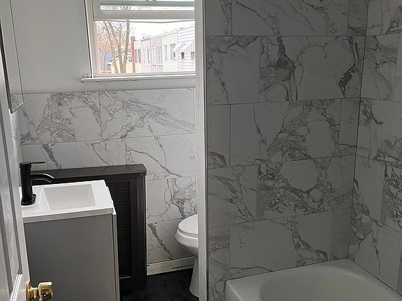 5th image of 718 W Maple Ave #3