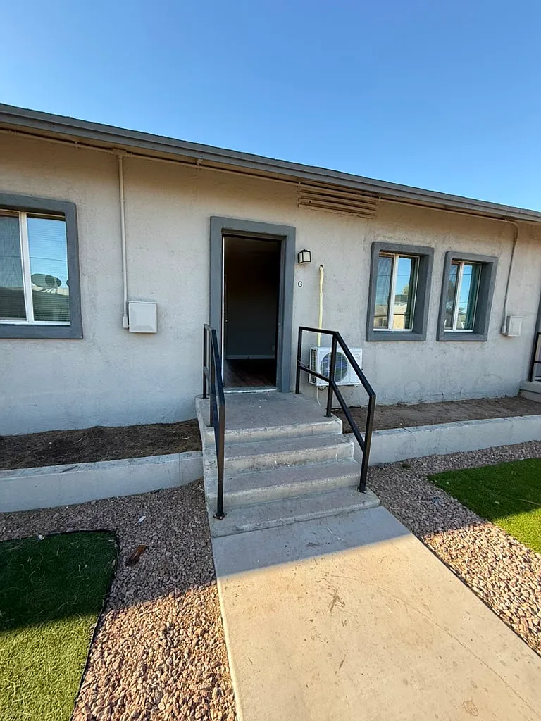 48 W Tamarisk — Photo 1