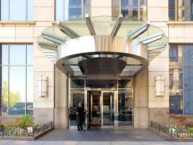 220 Riverside Blvd #34C — Photo 23