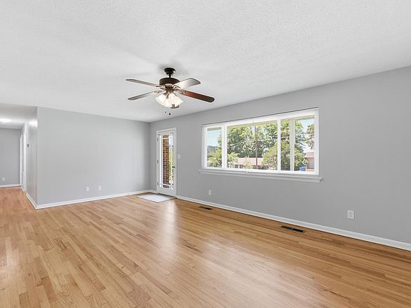 4th image of 15 Holiday Ln