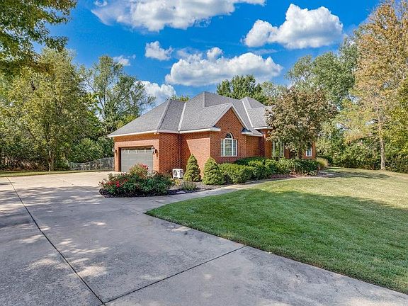 2nd image of 3905 Meadow Ridge Ln