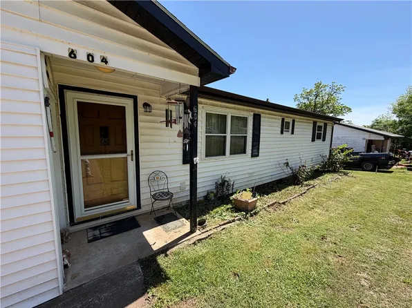 604 Missouri Pl, Huntsville, AR 72740