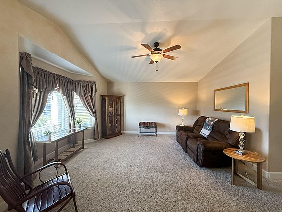 5th image of 899 NE Cobblestone Ct